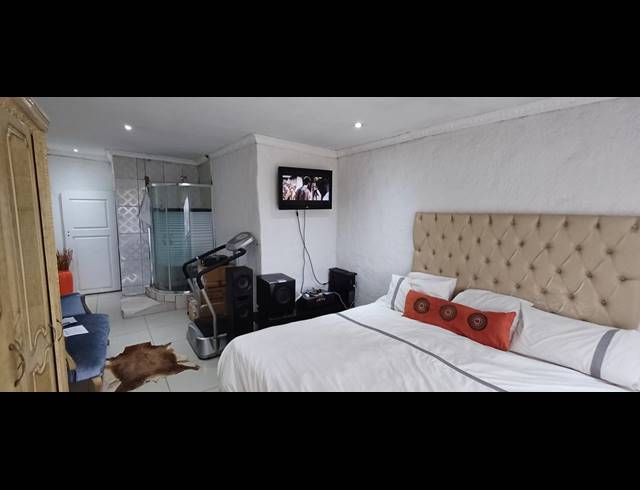 4 BEDROOM HOUSE FOR SALE IN PALM SPRINGS